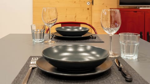 Studio (0 Bedroom) | Dining room