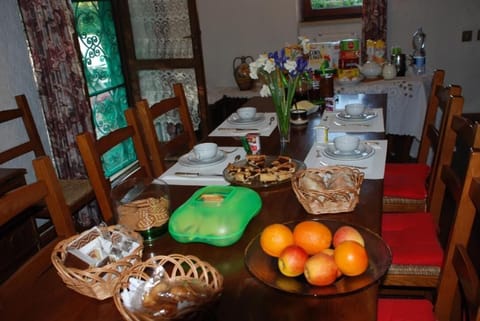 Breakfast, lunch, dinner served; Italian cuisine 