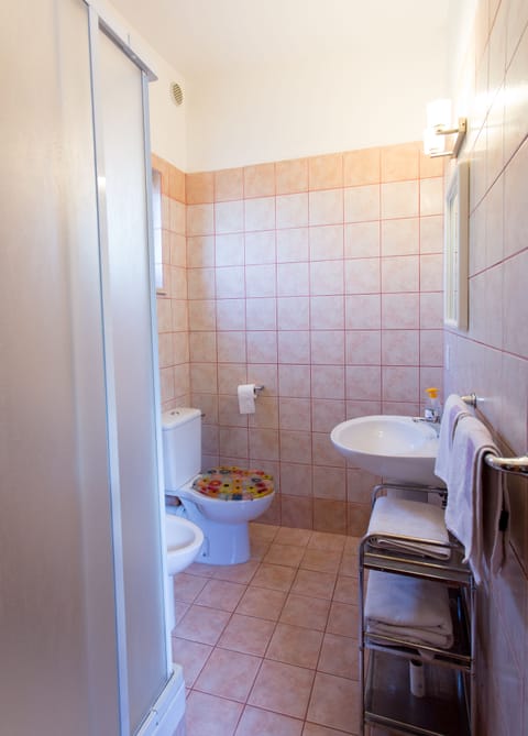 Camera 2 Doppia con frigo, bagno privato, vista parco, primo piano, 2 letti singoli | Bathroom | Shower, hair dryer, towels, soap