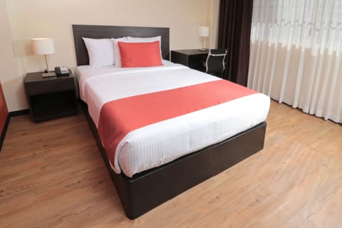 Room, 1 Queen Bed, Accessible, Non Smoking | In-room safe, cribs/infant beds, rollaway beds, bed sheets