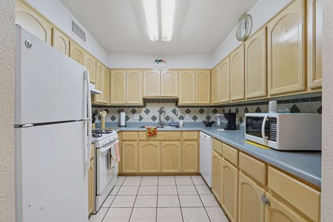 Kitchen, Microwave, Refrigerator, Coffeemaker, oven