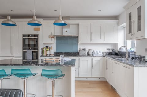 Hedgehog's cottage breakfast bar