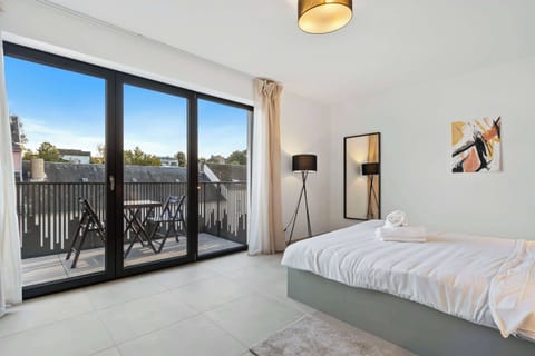 Comfortable and Stylish Retreat – Rest easy in a serene space with a plush queen bed and a private balcony
