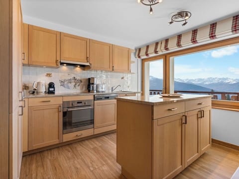 Wood, Cabinetry, Furniture, Interior Design, Flooring, Kitchen, Drawer, Floor, Ceiling, Room