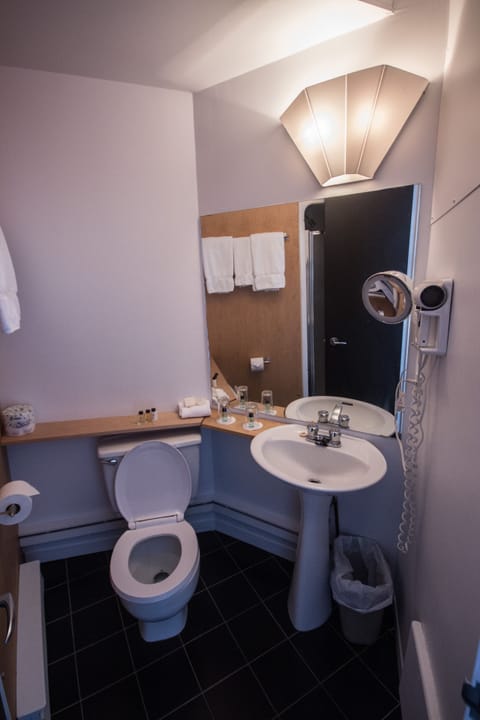 Standard Room, 1 Queen Bed | Bathroom | Shower, free toiletries, hair dryer, towels