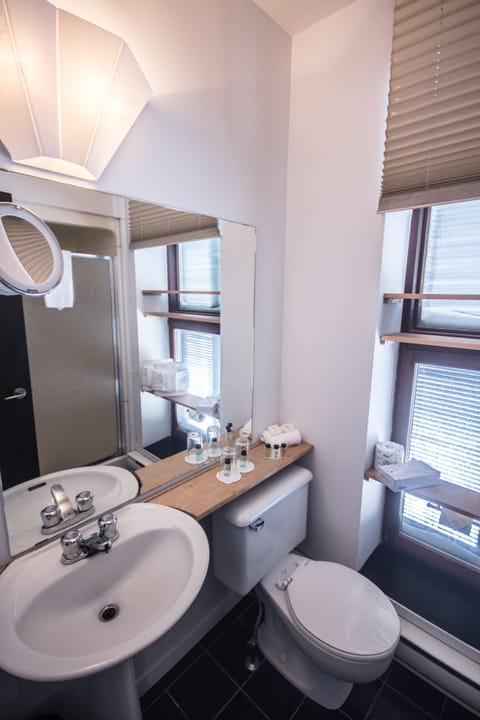 Classic Room, 1 Double Bed | Bathroom | Shower, free toiletries, hair dryer, towels