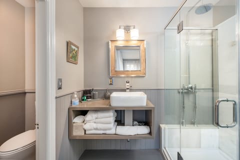 Light Ship | Bathroom | Designer toiletries, hair dryer, bathrobes, slippers