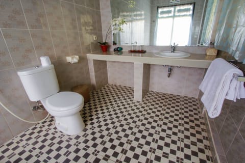 Superior Cottage | Bathroom | Free toiletries, bathrobes, towels