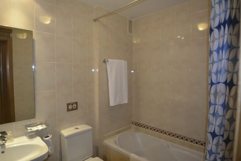 Combined shower/tub, free toiletries, hair dryer, bidet