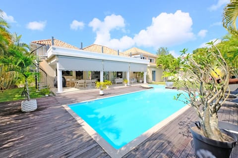 In Le Gosier, Villa Tinea is a contemporary villa overlooking the Dampierre valley. You'll love the pool and the roof top as you watch the sun set over the Caribbean Sea.