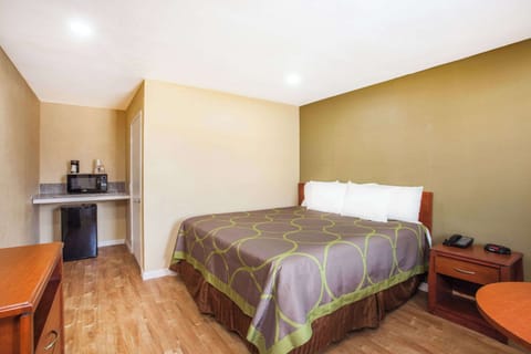 Standard Room, 1 King Bed | Blackout drapes, free WiFi, bed sheets