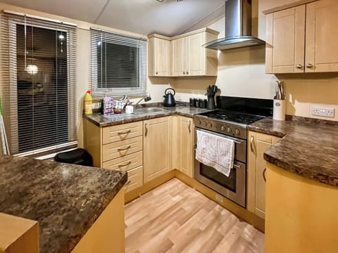 Kitchen | Tay Lodge, Lochlands Caravan Park