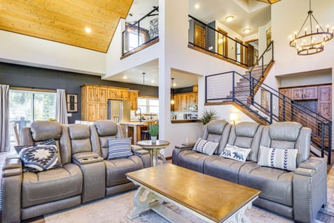 Living Room | Free WiFi | Smart TV | Central Heat | Gas Firepalce | 1st Floor