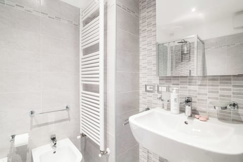 Apartment, Lake View | Premium bedding, down comforters, iron/ironing board, cribs/infant beds