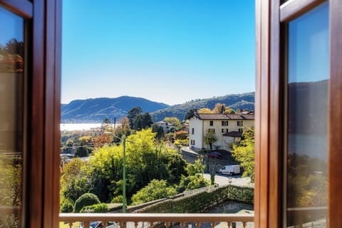 Apartment, Lake View | Premium bedding, down comforters, iron/ironing board, cribs/infant beds