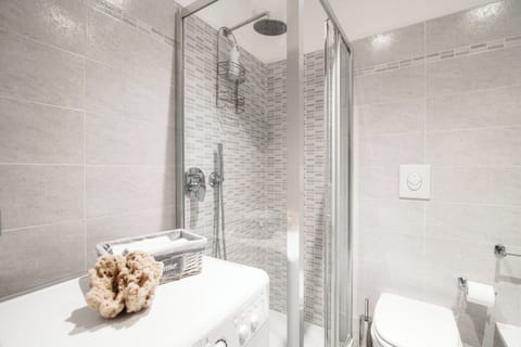 Apartment, Lake View | Premium bedding, down comforters, iron/ironing board, cribs/infant beds