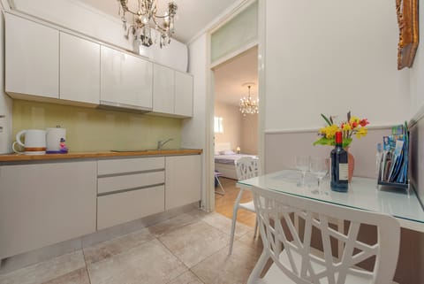 Classic Apartment, Partial Sea View | Private kitchen