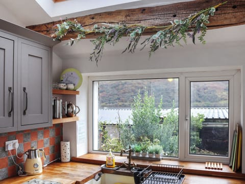Kitchen | Wenallt Cottage, Nantlle, near Caernarfon