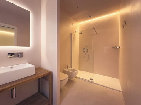 Camera Matrimoniale con Bagno Privato | Bathroom | Shower, hair dryer, towels, soap