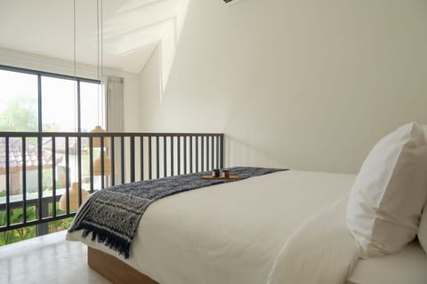 Desk, laptop workspace, free WiFi, bed sheets