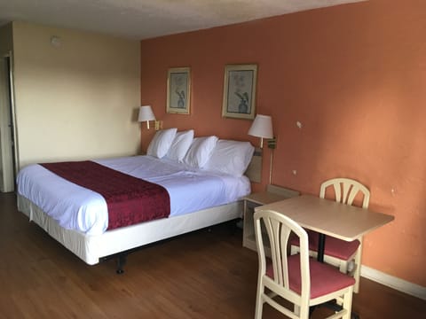 Room, 1 King Bed, Non Smoking | Desk, rollaway beds, free WiFi, bed sheets