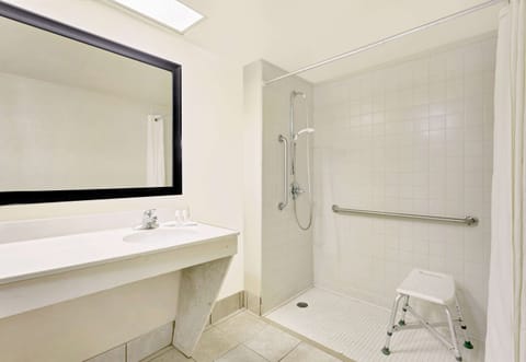 Combined shower/tub, deep soaking tub, free toiletries, hair dryer