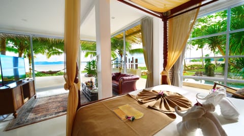 Luxury Beachfront Suite | Minibar, in-room safe, individually decorated, individually furnished