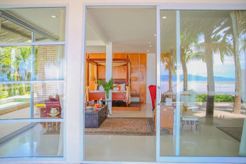 Luxury Beachfront Suite | Terrace/patio