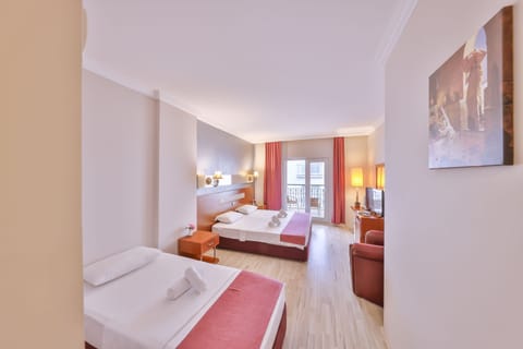 Triple Room | Minibar, soundproofing, iron/ironing board, free WiFi