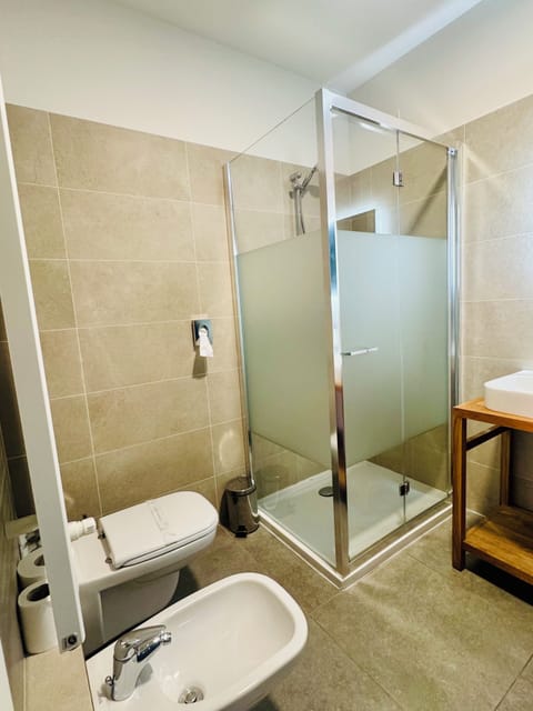 Basic Quadruple Room | Bathroom | Shower, free toiletries, hair dryer, towels