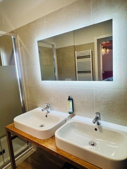 Basic Quadruple Room | Bathroom | Shower, free toiletries, hair dryer, towels