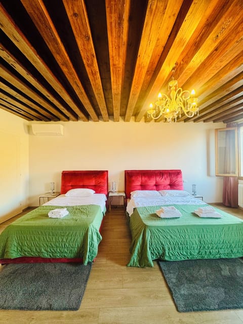 Basic Quadruple Room | Desk, free WiFi