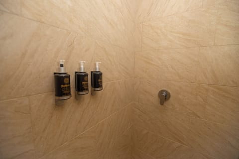 Standard Twin Room | Bathroom | Combined shower/tub, free toiletries, hair dryer, towels