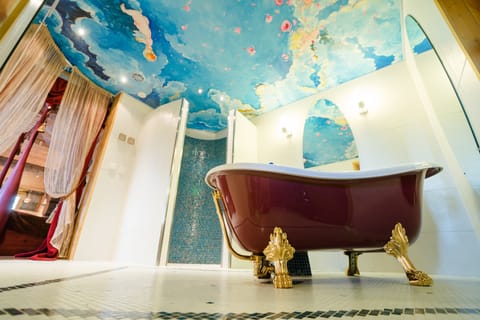 Queen Suite (East Village) | Bathroom | Free toiletries, towels