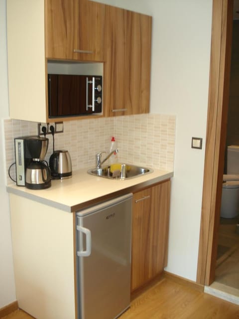 Standard Twin Room | Private kitchen | Fridge, microwave, coffee/tea maker, electric kettle