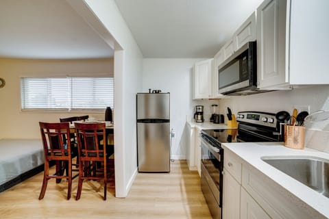 Kitchen | Dishware & Flatware | Stove/Oven