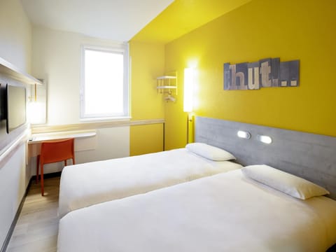 Standard Room, 2 Twin Beds | Desk, iron/ironing board, free WiFi, bed sheets