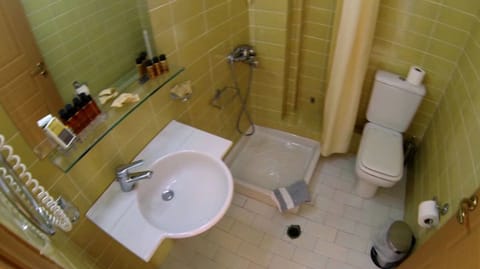 Double Room, Sea View | Bathroom | Shower, free toiletries, hair dryer, towels