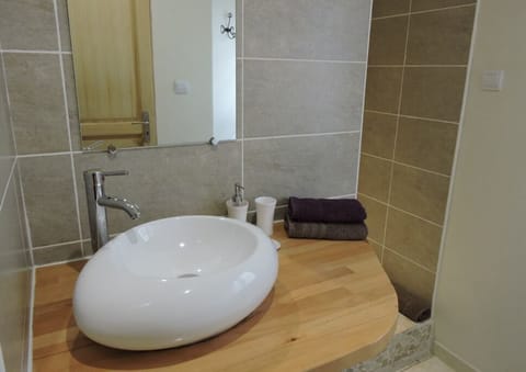 Family Quadruple Room, Courtyard View | Bathroom