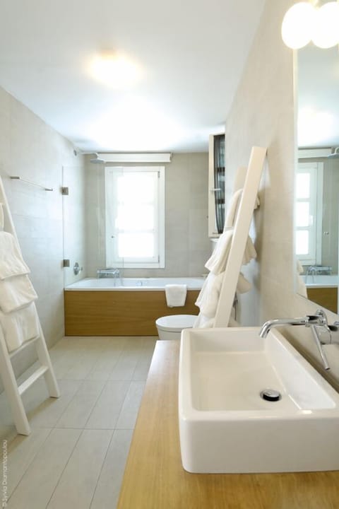 Classic Grand Art Suite | Bathroom | Shower, designer toiletries, hair dryer, bathrobes