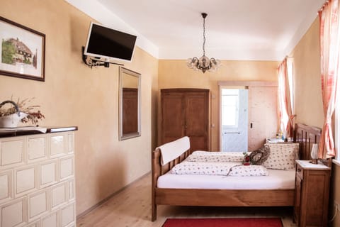 Double Room | Living area | 38-inch LED TV with satellite channels, TV