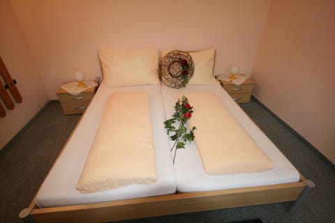 Suite | In-room safe, cribs/infant beds, rollaway beds, free WiFi