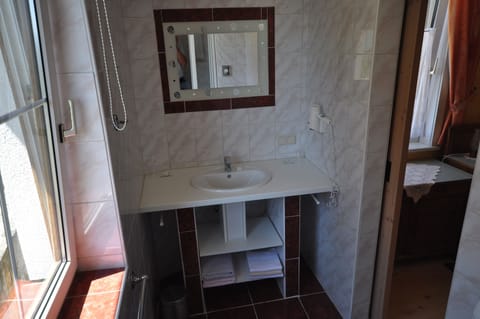 Double Room | Bathroom | Shower, free toiletries, towels