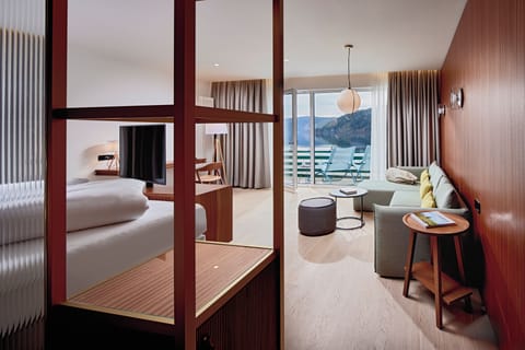 Royal Suite, Lakeside | Hypo-allergenic bedding, in-room safe, free WiFi, bed sheets