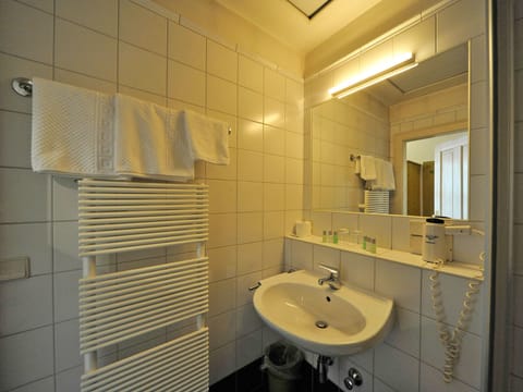 Family Apartment, 2 Bedrooms, Mountain View | Bathroom | Free toiletries, hair dryer, bathrobes, slippers