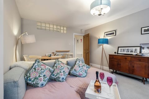 Town Centre, Close to beach & shops