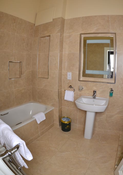Deluxe Room | Bathroom | Free toiletries, hair dryer, bathrobes, slippers