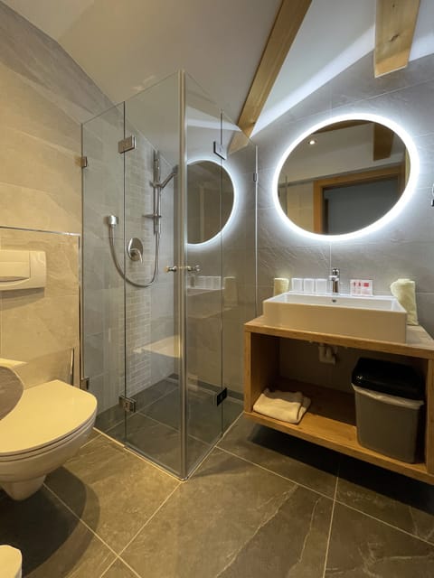 Deluxe Apartment | Bathroom | Shower, free toiletries, hair dryer, towels