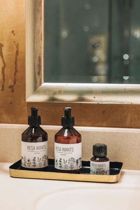 Luxury Double Room (Hasenfluh) | Bathroom amenities | Free toiletries, hair dryer, bathrobes, slippers