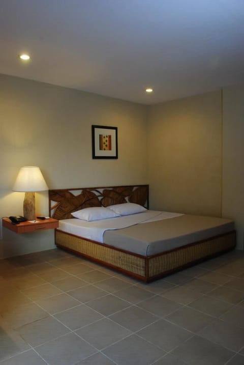 Deluxe Room | Minibar, in-room safe, desk, rollaway beds